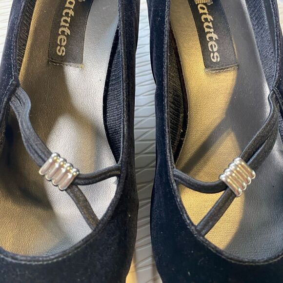 Vintage Statutes Women’s Black Velvet Pumps Accent Strap Gold Accent - Size 10 - Picture 4 of 8